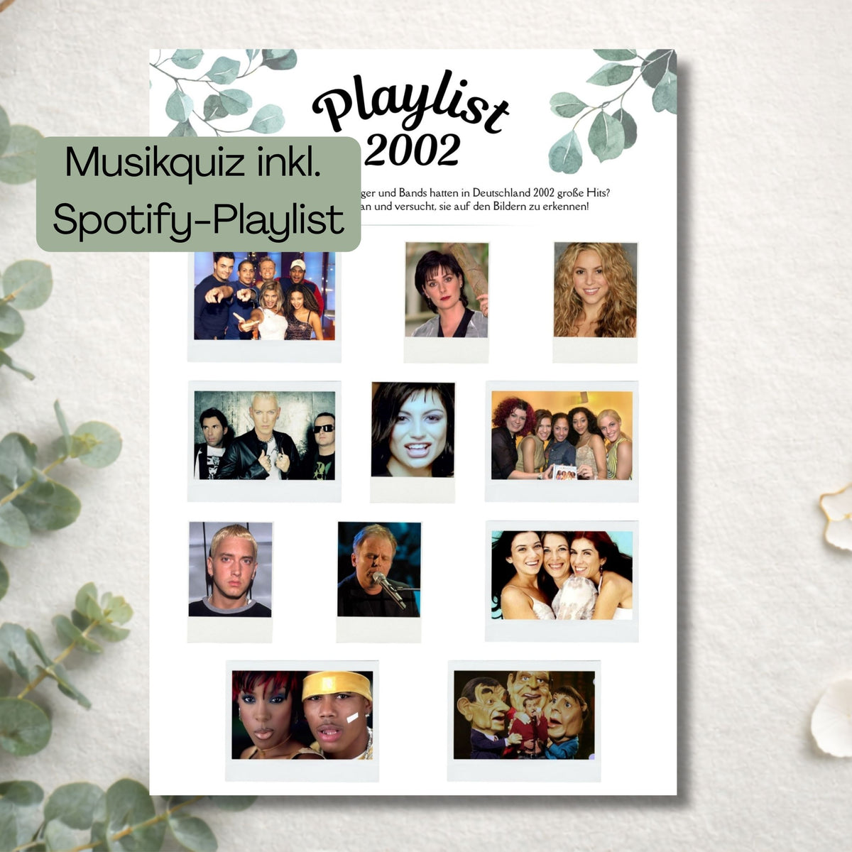 Nahaufnahme der Playlist-2002-Quizseite mit Polaroid-Fotos von Musikerinnen und Bands, Badge „Musikquiz inkl. Spotify-Playlist"
